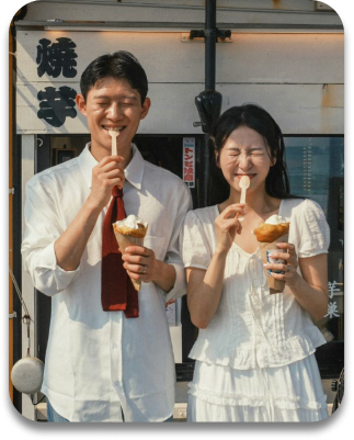 오사카에서 함께 아이스크림을 먹는 두 사람