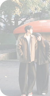 교토 거리에서 나란히 선 두 사람