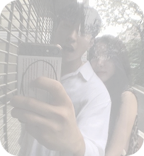 여행지에서 거울 셀카를 찍는 두 사람