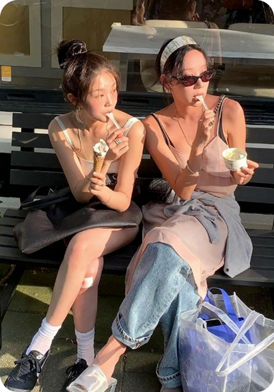 햇빛 아래 나란히 앉아 아이스크림을 먹던 기억